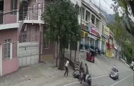Video: Motorista se cambia de carril y provoca fuerte colisión con otra motocicleta