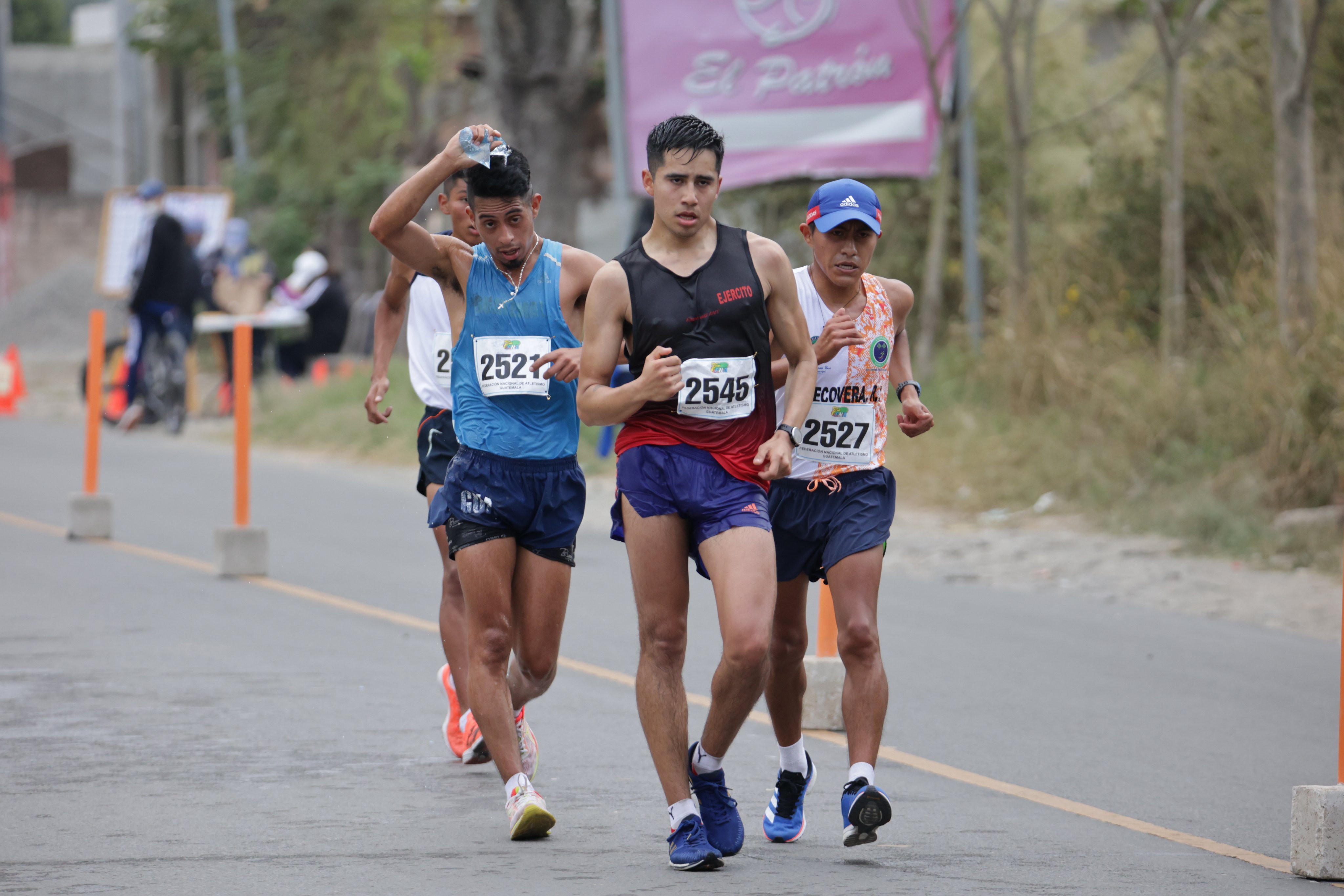 Los atletas Jefferson Segura, Sergio Sacul y Erwin Morales finalizando la prueba de 35 kilómetros. (Foto Prensa Libre: Twitter)