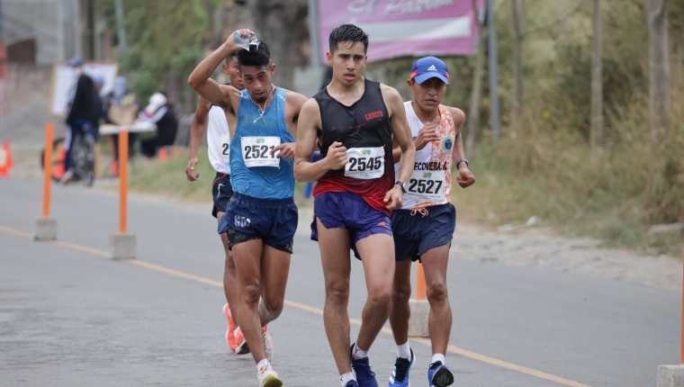 Los atletas Jefferson Segura, Sergio Sacul y Erwin Morales finalizando la prueba de 35 kilómetros. (Foto Prensa Libre: Twitter)