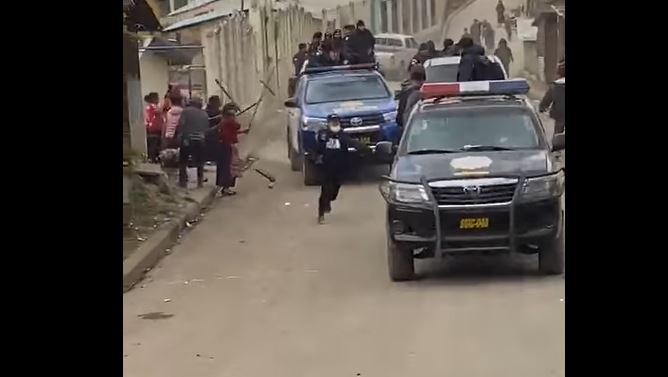 Momento en que agentes de la PNC son agredidos en Nahualá. (Foto Prensa Libre: Tomada del video de Soy Policía de Guatemala)