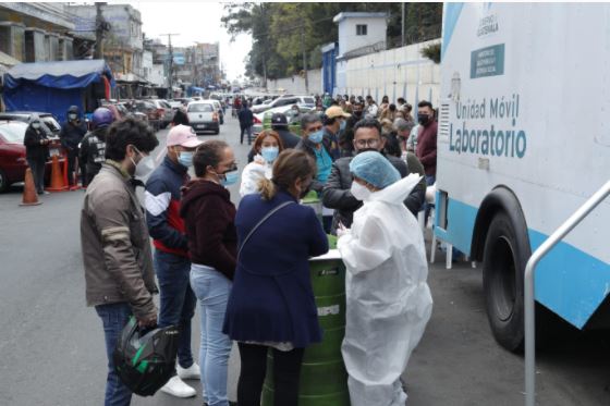 Personas se acercan a unidad móvil en la zona 11 de la capital para practicarse la prueba de covid-19. (Foto Prensa Libre: Esbin García)