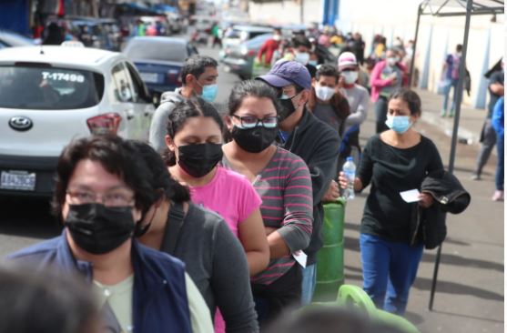 Guatemaltecos acuden a vacunarse contra el covid-19 en medio del incremento de casos. (Foto Prensa Libre: Érick Ávila)