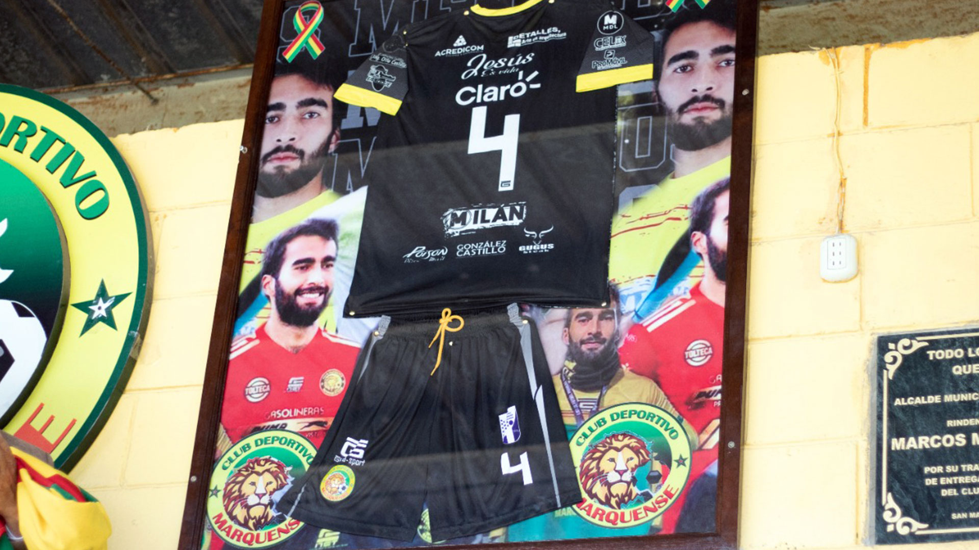 El dorsal habitual de Marcos Menaldo, el número 4 retirado por Marquense a maneera de homenaje póstumo junto a la placa que honra su trayectoria. (Foto Prensa Libre: Cortesía Luis Fernando Roblero Bravo)