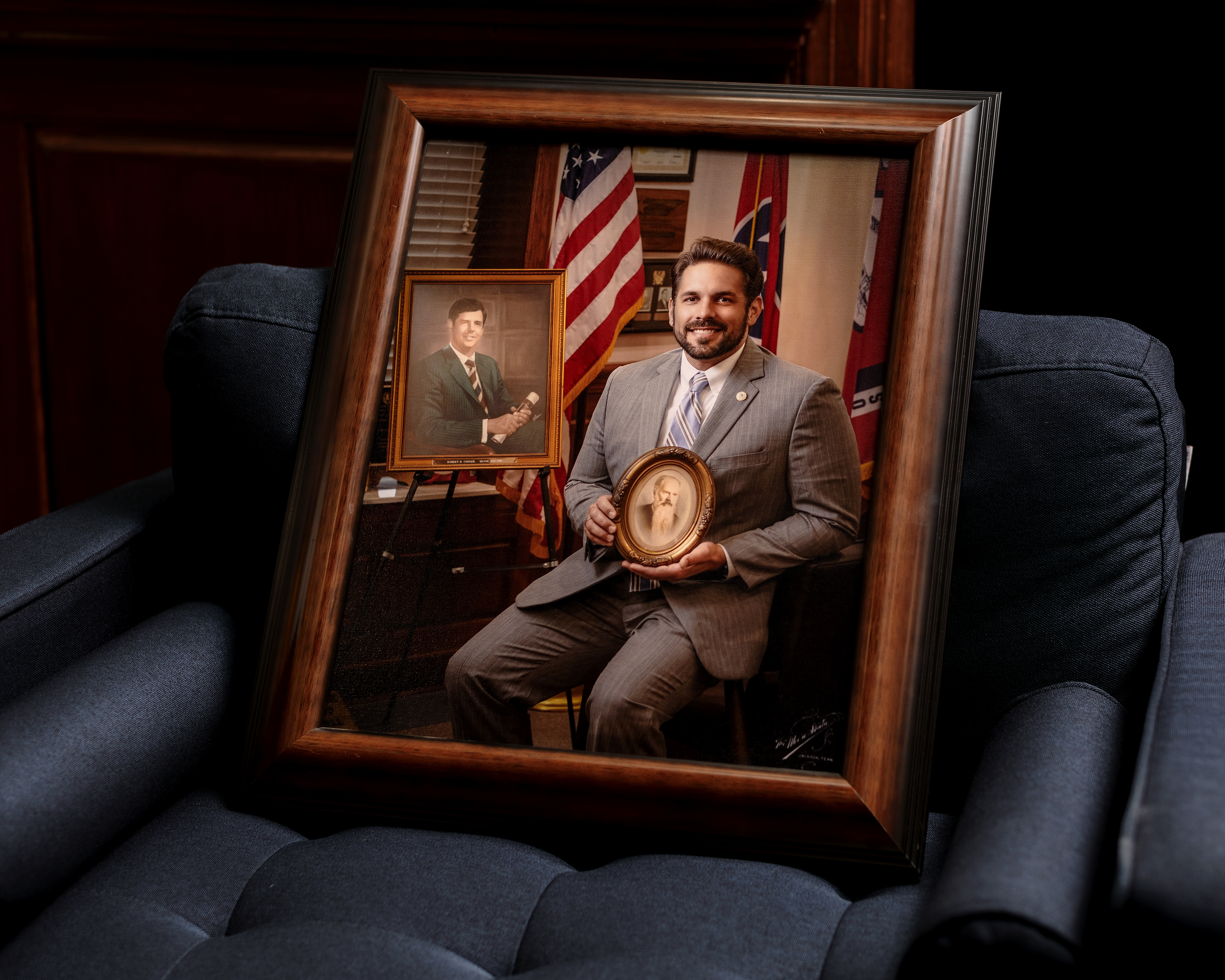 Scott Conger, alcalde de Jackson, Tennessee, en una imagen muestra una foto de su abuelo y tatarabuelo, ambos alcaldes, el 14 de enero de 2022 en Jackson. (Houston Cofield/The New York Times)