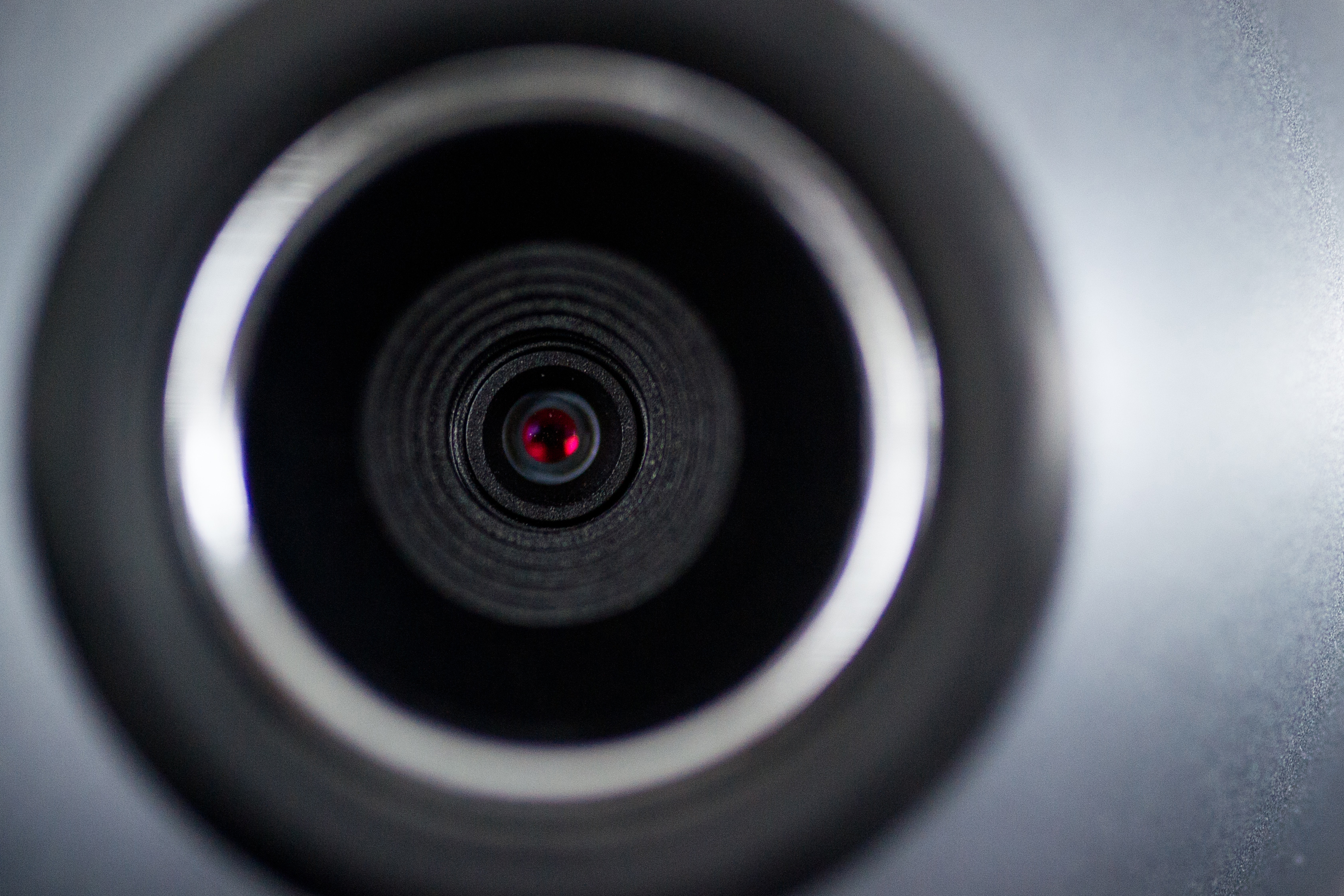 Las cámaras pueden ser activadas a distancia en algunos dispositivos. En Alemania y otros países están prohibidos algunos aparatos que permiten este tipo de espionaje. (Foto Prensa Libre: Jan-Philipp Strobel/dpa)