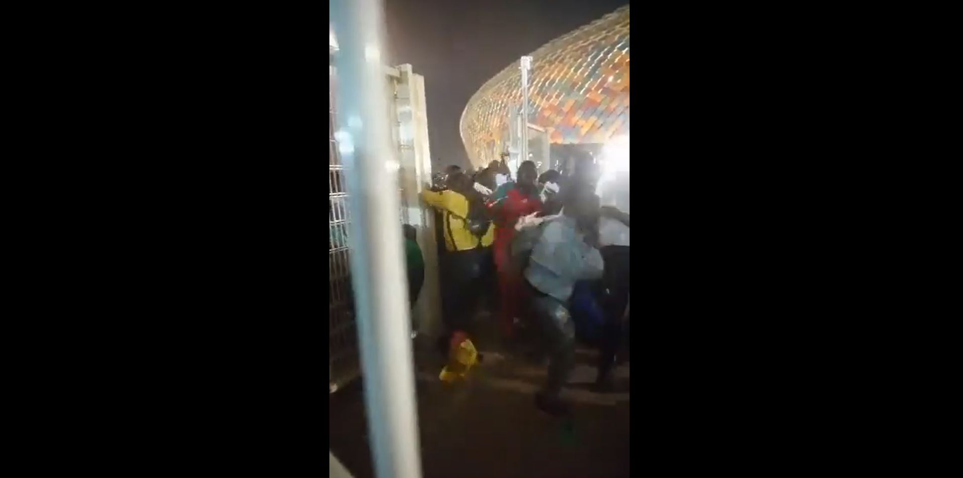 Las autoridades e Camerún investigan lo ocurrido en el estadio de Yaundé, donde murieron al menos ocho personas. (Foto Prensa Libre: Twitter)