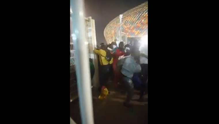 Las autoridades e Camerún investigan lo ocurrido en el estadio de Yaundé, donde murieron al menos ocho personas. (Foto Prensa Libre: Twitter)