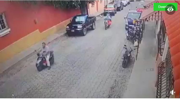 Video: sicario persigue en medio del tráfico a mujer y la ataca a balazos en pleno centro de Chiquimula