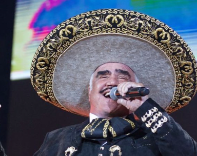 Vicente Fernández: el insólito error de uno de los presentadores de los Grammy al mencionar que “Chente” no pudo asistir a la gala (y los memes del momento)