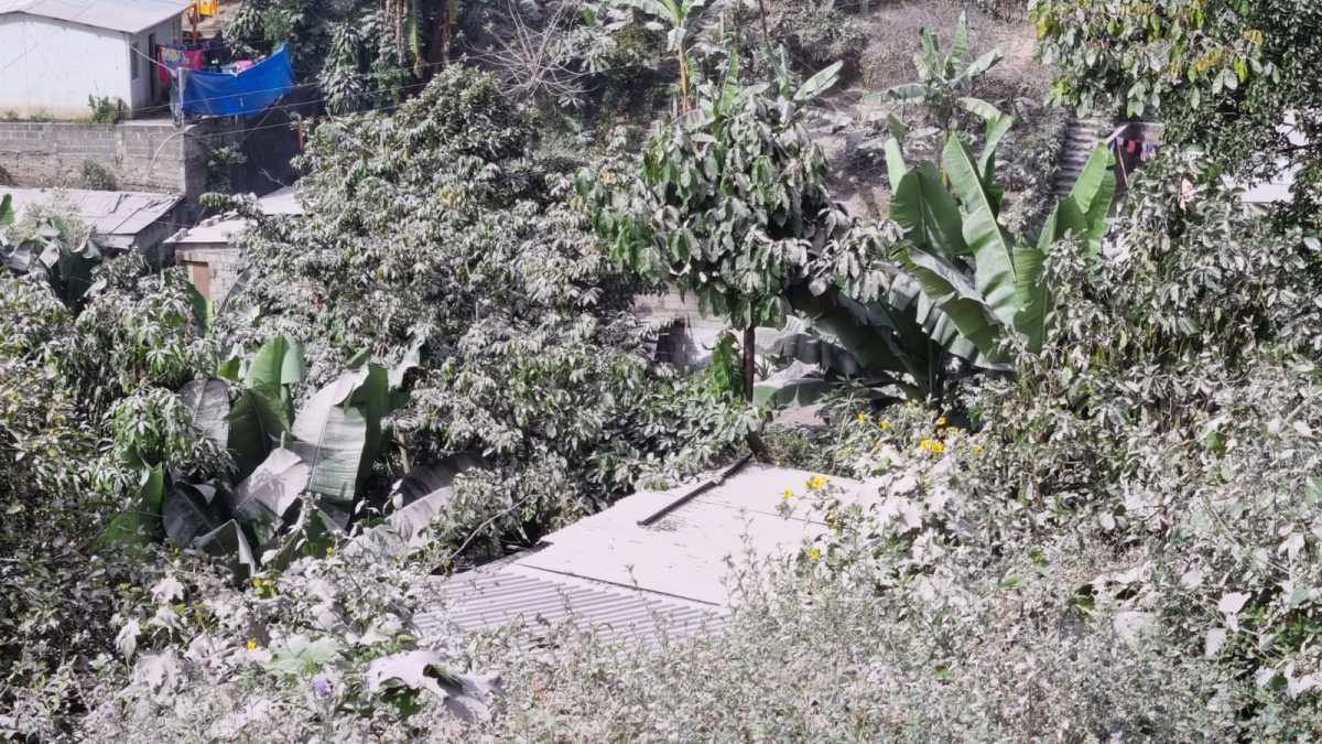 Imágenes: Volcán Santiaguito lanza ceniza en comunidades aledañas