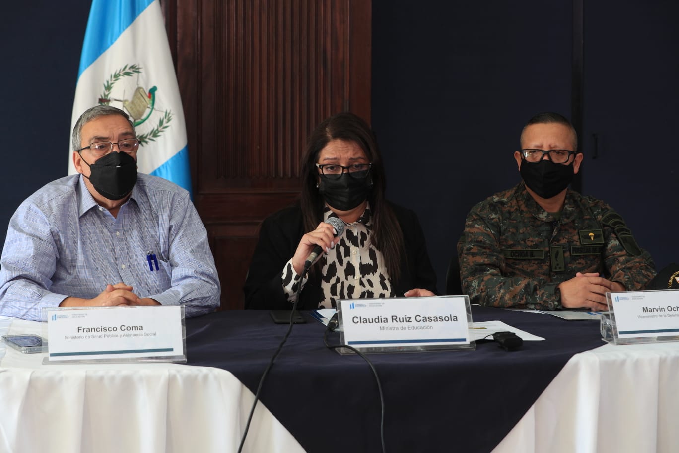 Francisco Coma, ministro de Salud; Claudia Ruíz, ministra de Educación y Marvin Ochoa, viceministro de la Defensa Nacional, detallaron la jornada de vacunación escolar. (Foto Prensa Libre: María José Bonilla)