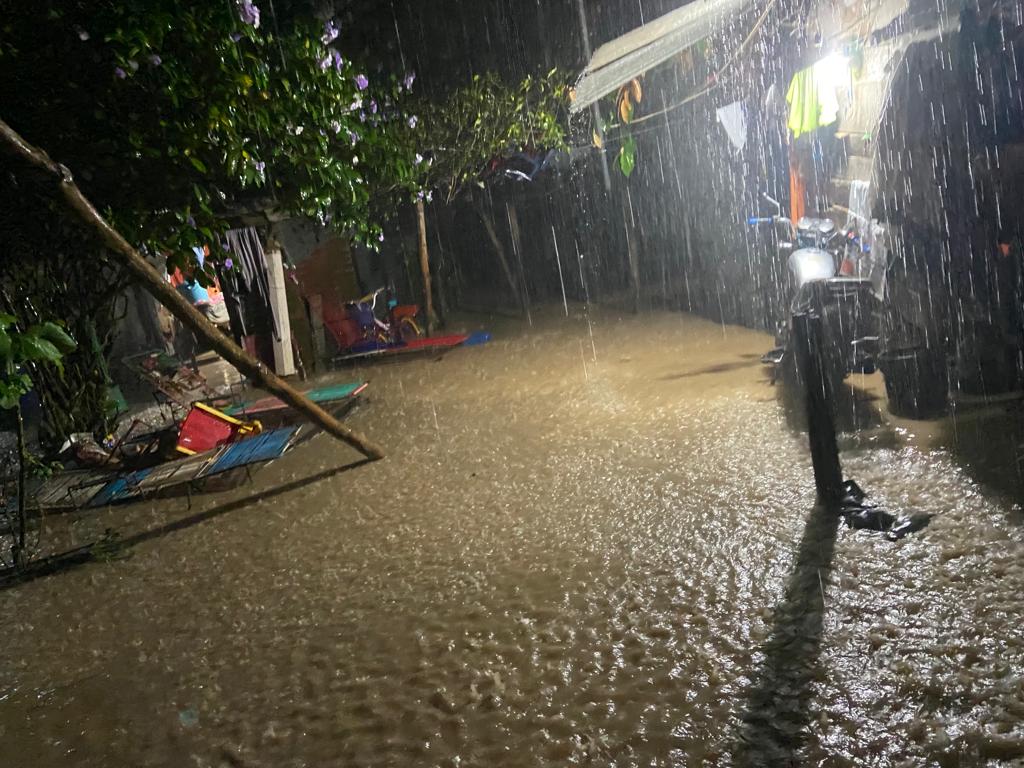 Inundaciones, puente y carretera destruidos y 2 mil afectados es el saldo de las lluvias de las últimas 24 horas en Izabal
