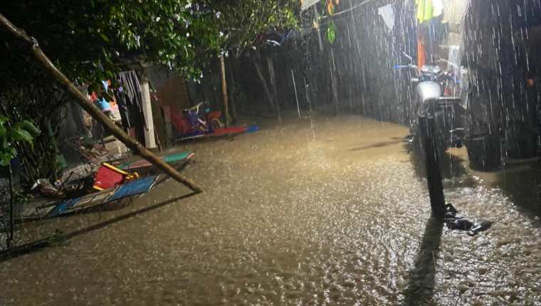 Inundación en la comunidad Champona Línea, en Morales, Izabal. (Foto Prensa Libre: Conred)