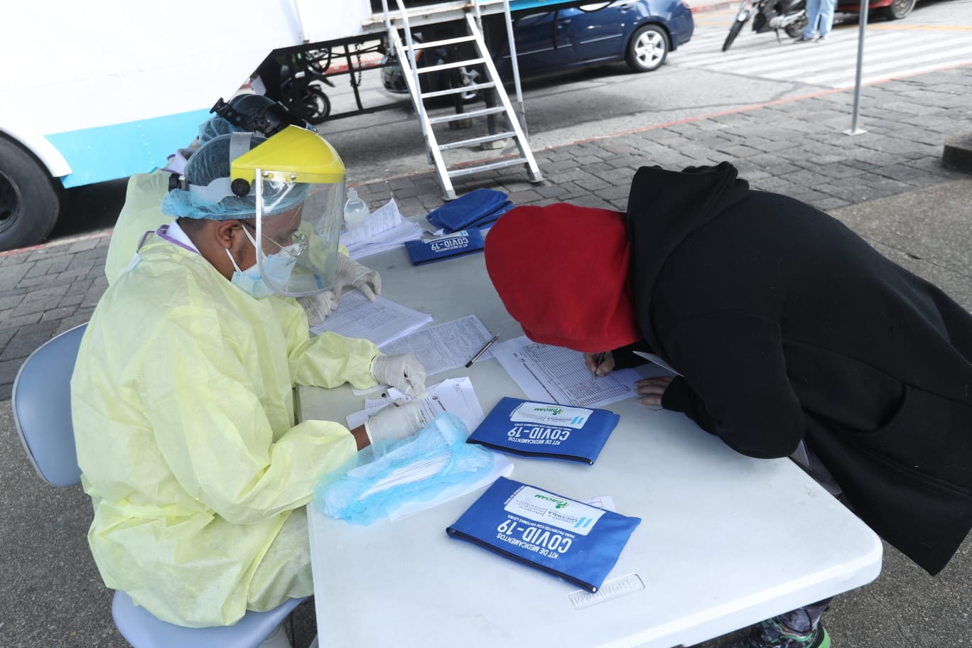 La variante ómicron ha causado aumento en los casos diarios de coronavirus, según autoridades de Salud, que piden a guatemaltecos aplicarse la vacuna. (Foto Prensa Libre: María René Gaytán). 