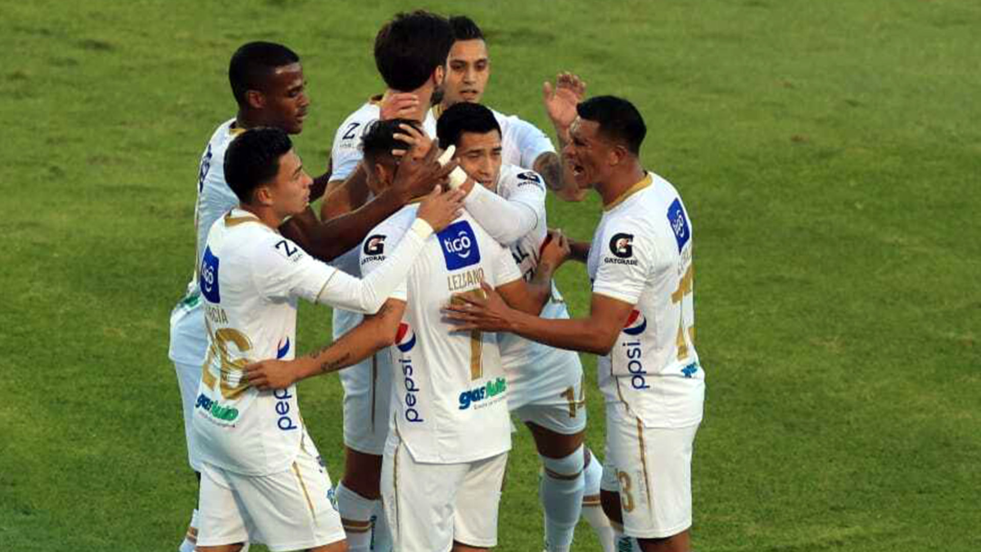 Los jugadores de Comunicaciones festejando uno de los siete goles que le marcaron a Nueva Concepción en la jornada 1 del Clausura 2022. (Foto Prensa Libre: Byron García)
