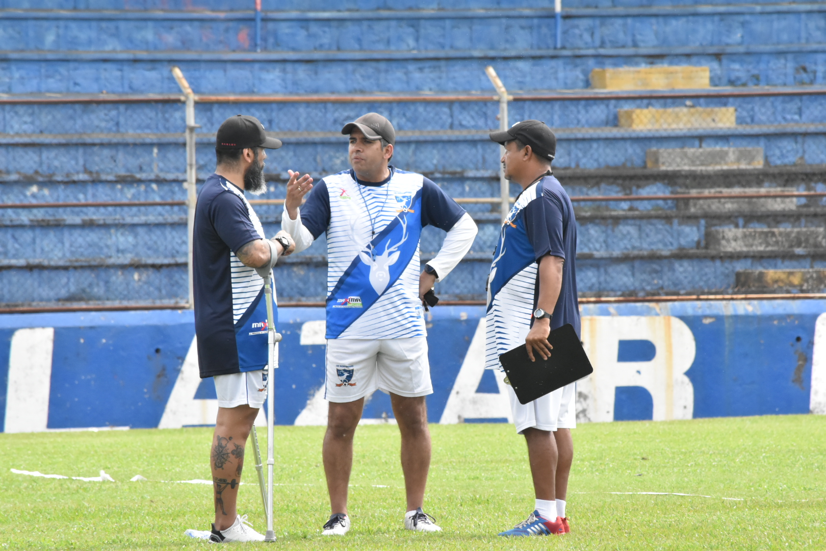 Pablo Melgar (al centro) técnico del Deportivo Suchitepéquez, conversa con los asistentes Omar Morales y el colombiano Gustavo Betancourt. Foto Prensa Libre: Marvin Túnchez.