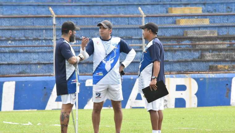 Pablo Melgar (al centro) técnico del Deportivo Suchitepéquez, conversa con los asistentes Omar Morales y el colombiano Gustavo Betancourt. Foto Prensa Libre: Marvin Túnchez.