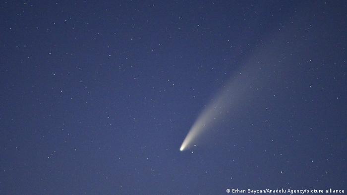 El cometa "Neowise" se observa en el cielo de Kirklareli, Turquía. Si no fuera por el tiempo nublado, dijo la NASA, habría sido fácilmente visible en el cielo diurno.

