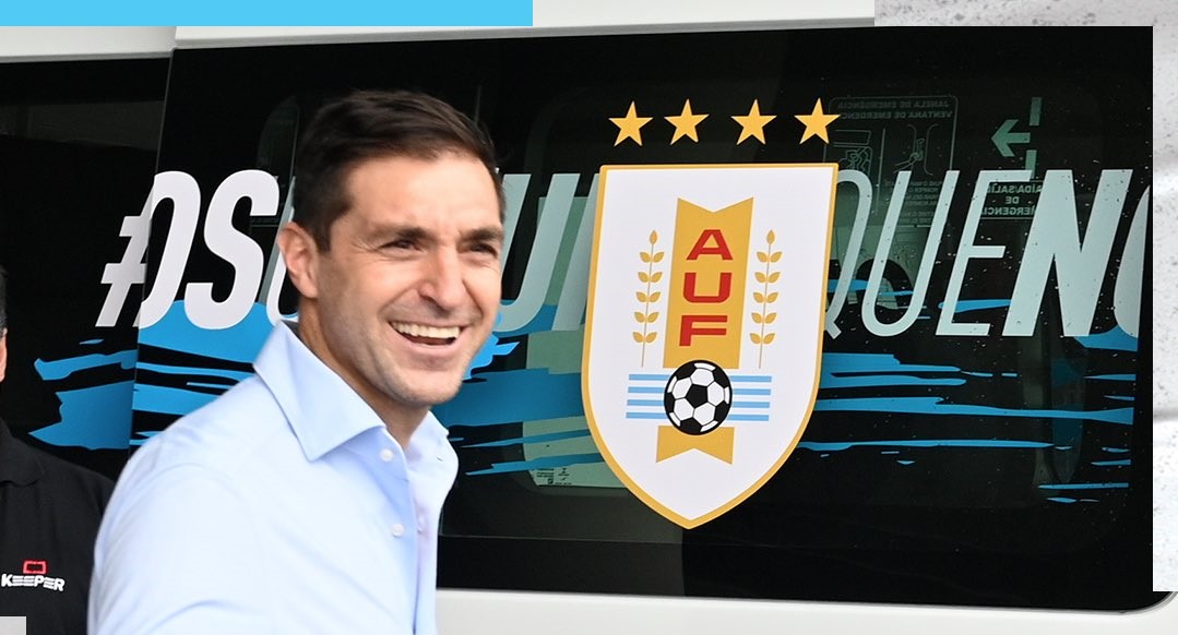 El nuevo seleccionador de Uruguay arriba a Montevideo