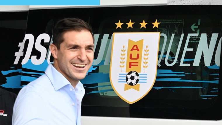 El nuevo seleccionador de Uruguay Diego Alonso posa al lado del autobus oficial de ese seleccionado al momento de su presentación. (Foto Prensa Libre: Twitter)