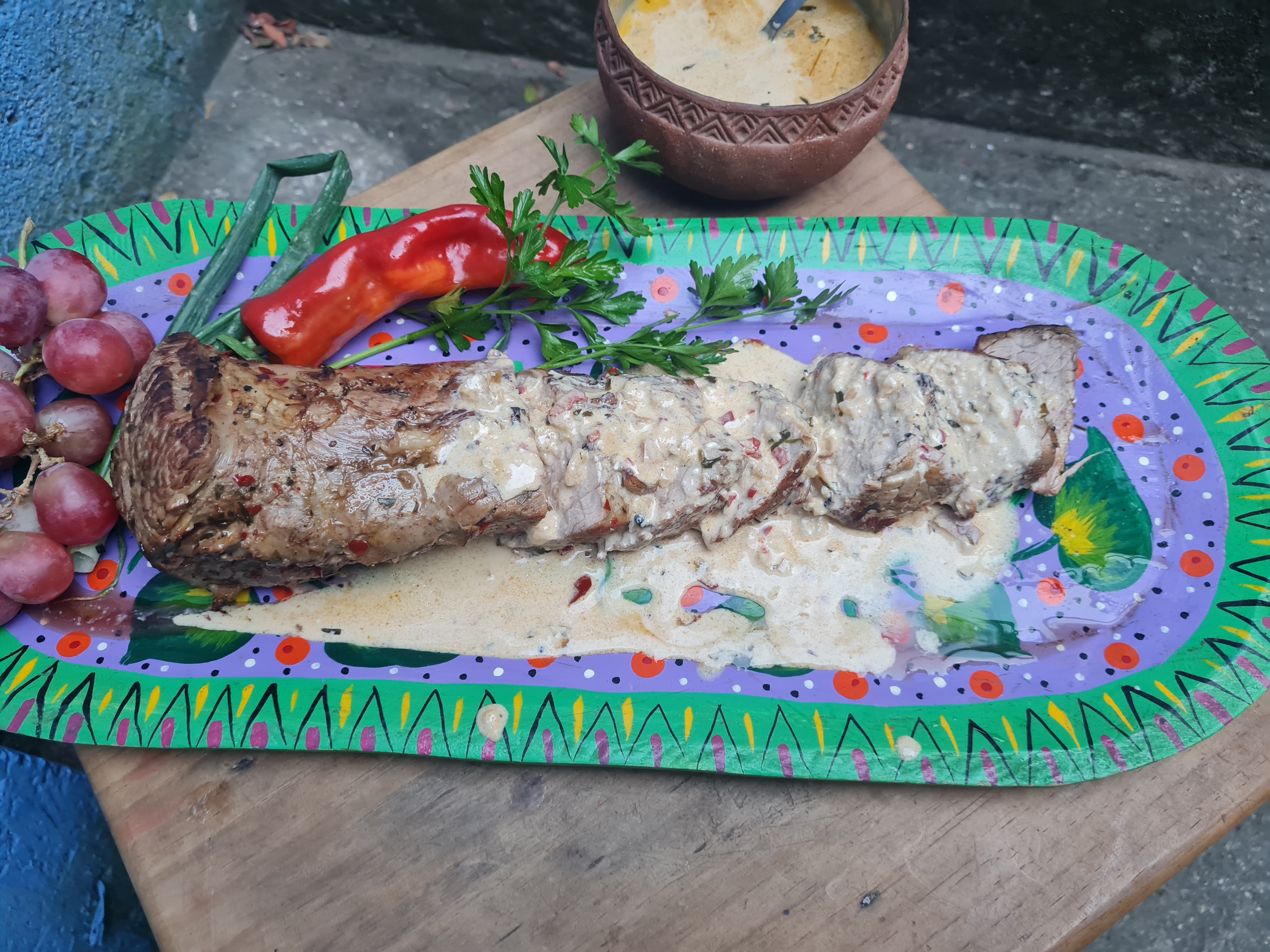 Lomito al brandy es un plato fuerte que se puede  preparar en celebraciones especiales de la familia. No solo impresionará a  todos por su presentación original sino por la combinación exquisita de sus ingredientes, según la receta del chef Santos Canel. (Foto Prensa Libre, cortesía de Santos Canel)