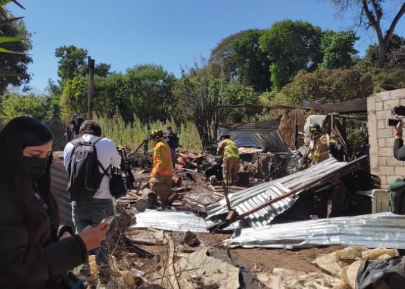 Explosión destruye cohetería en Parramos, Chimaltenango. (Foto Prensa Libre: Víctor Chamalé)