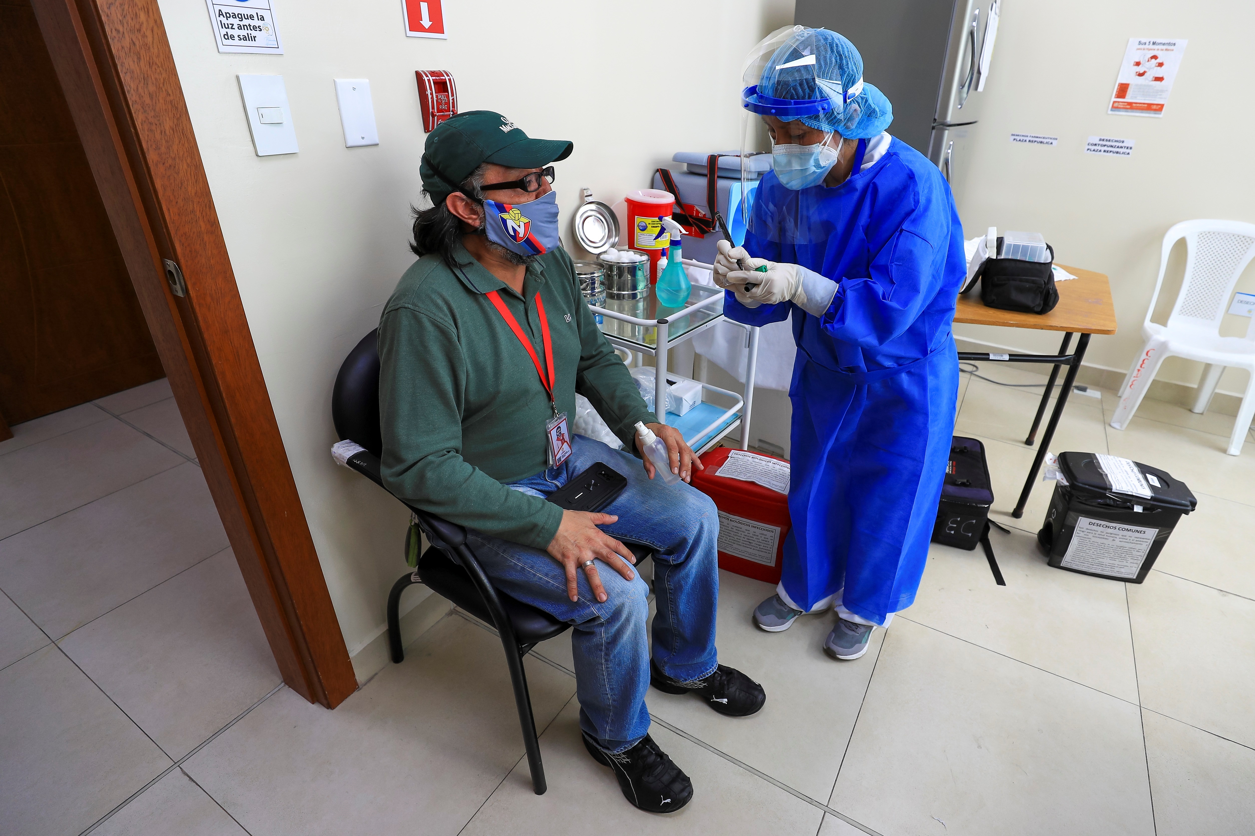 Los casos de coronavirus en el mundo tienen un repunte debido a la variante ómicron. (Foto Prensa Libre: EFE)