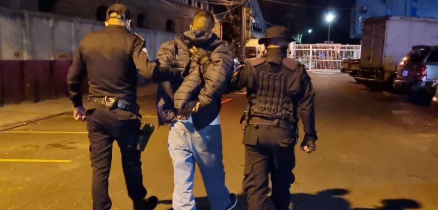 Edgar Danilo Álvarez Hernández fue capturado en la zona 3 de la capital señalado de varios delitos. (Foto Prensa Libre: PNC)