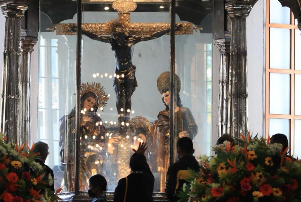 Peregrinos visitan al Cristo Negro de Esquipulas el 15 de enero de 2022. (Foto Prensa Libre: Elmer Vargas)