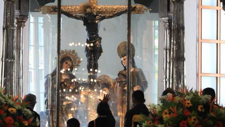 Peregrinos visitan al Cristo Negro de Esquipulas el 15 de enero de 2022. (Foto Prensa Libre: Elmer Vargas)