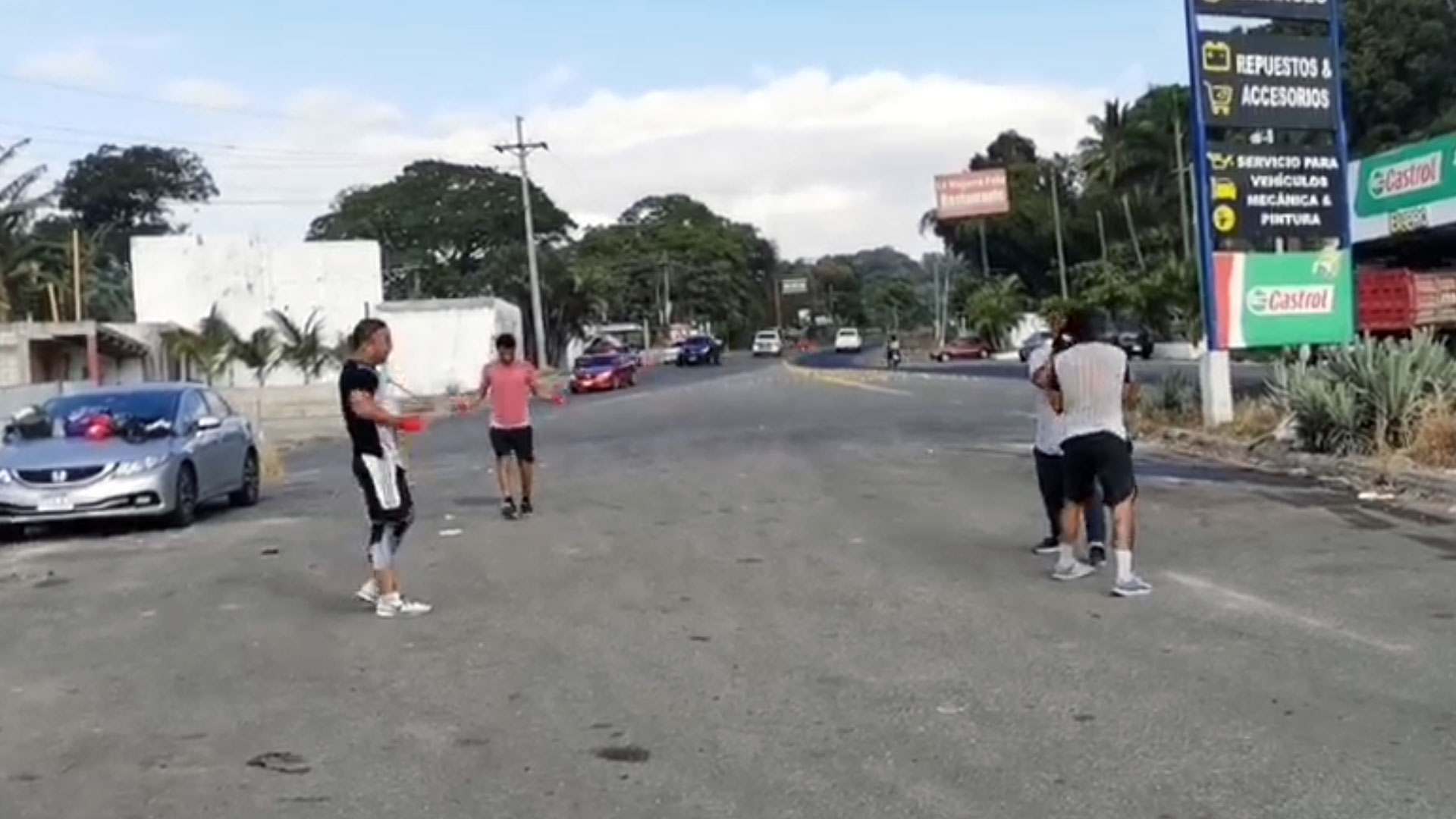 El boxeador amateur nacional Estuardo Guerra durante un entrenamiento junto a sus compañeros de Cuilapa, Santa Rosa. (Foto Prensa Libre: Facebook)
