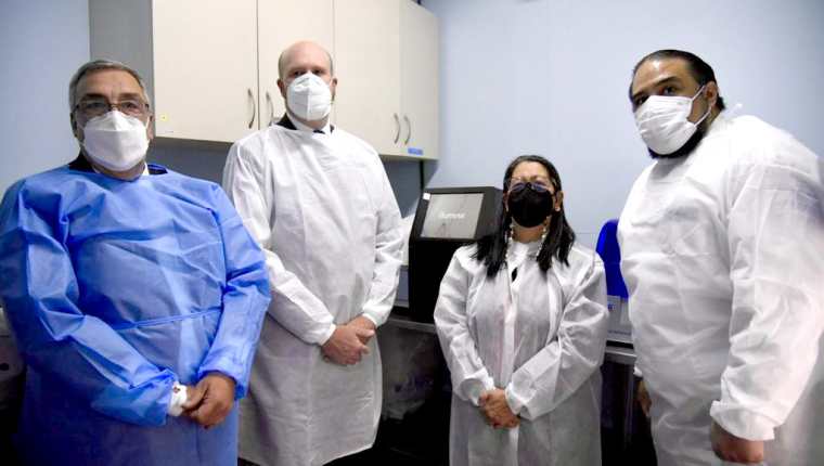 El ministro de Salud, Francisco Coma, y el Embajador de EE. UU. en Guatemala, William Popp durante la entrega del equipo al Laboratorio Nacional de Salud. (Foto Prensa Libre: @usembassyguate) 