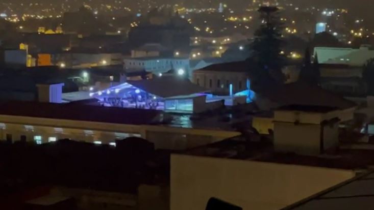 Vista de la fiesta en la terraza de la Casa Larrazábal organizada por el Congreso. (Foto Prensa Libre: Tomada de video)