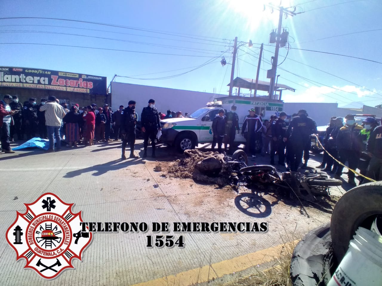 Dos motoristas chocaron en el km 75.5 de la ruta Interamericana, en Patzicía, Chimaltenango. (Foto Prensa Libre: CBMD)