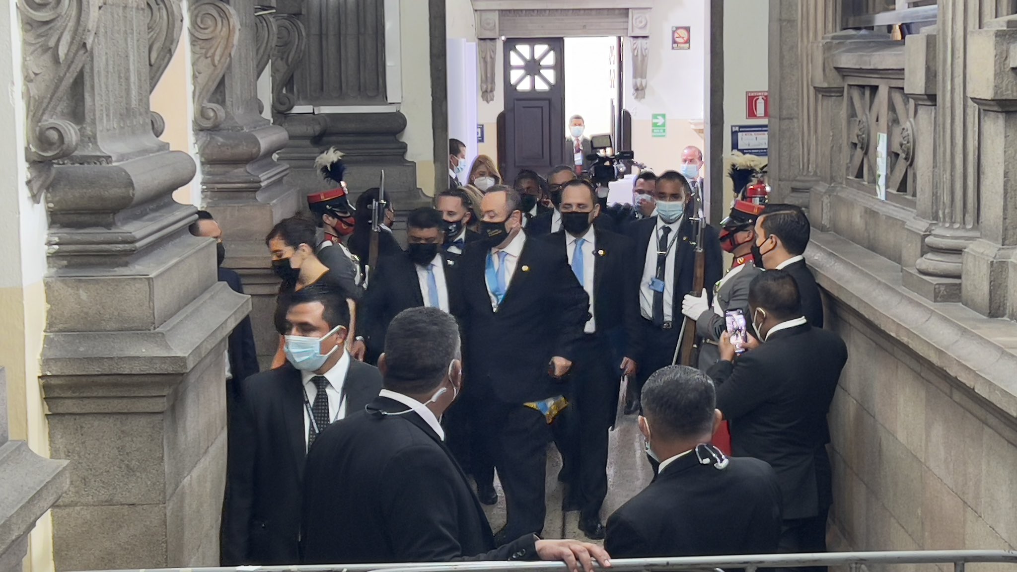 El presidente Alejandro Giammattei ingresa al Congreso escoltado por la diputada Patricia Sandoval, quien ha sido señalada de tener vínculos con el narcotráfico y ahora esposa del ministro de Gobernación, Gendry Reyes. (Foto Prensa Libre: Henrry Montenegro)