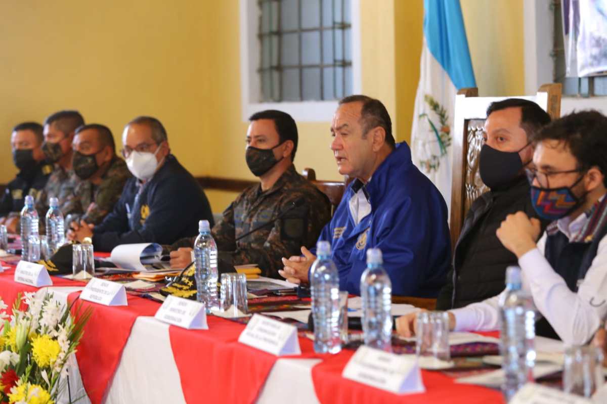 “Al primero que agarre un arma me lo llevo preso”, dice Giammattei a representantes de Nahualá e Ixtahuacán