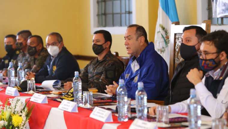 El presidente Alejandro Giammattei se reunió el martes con representante de Nahualá y Santa Catarina Ixtahuacán, Sololá, en busca de solucionar un añejo conflicto territorial. (Foto Prensa Libre: Presidencia)