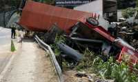 Así quedaron los vehículos involucrados en accidente de tránsito en le km 17 de la ruta Interamericana. (Foto Prensa Libre: Élmer Vargas)