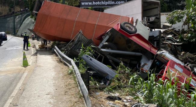 Así quedaron los vehículos involucrados en accidente de tránsito en le km 17 de la ruta Interamericana. (Foto Prensa Libre: Élmer Vargas)