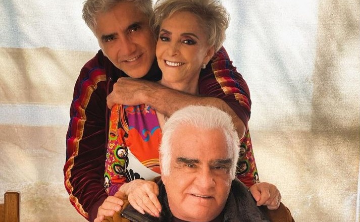 Alejandro Fernández, y sus padres María del Refugio Abarca -doña Cuquita- y Vicente Fernández. (Foto Prensa Libre:  Twitter)