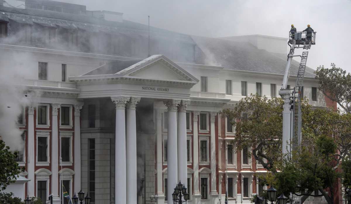 IMÁGENES: Asamblea Nacional sudafricana, totalmente destruida en incendio