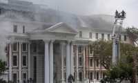 Socorristas sofocan un incendio en la Asamblea Nacional de Sudáfrica. (Foto Prensa Libre: EFE)