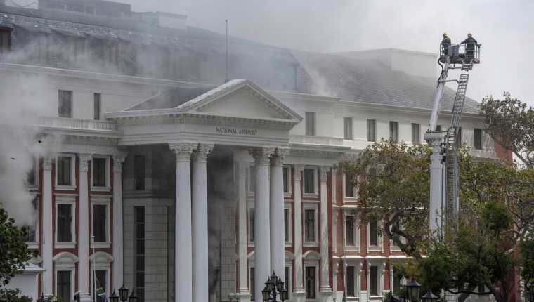 Socorristas sofocan un incendio en la Asamblea Nacional de Sudáfrica. (Foto Prensa Libre: EFE)