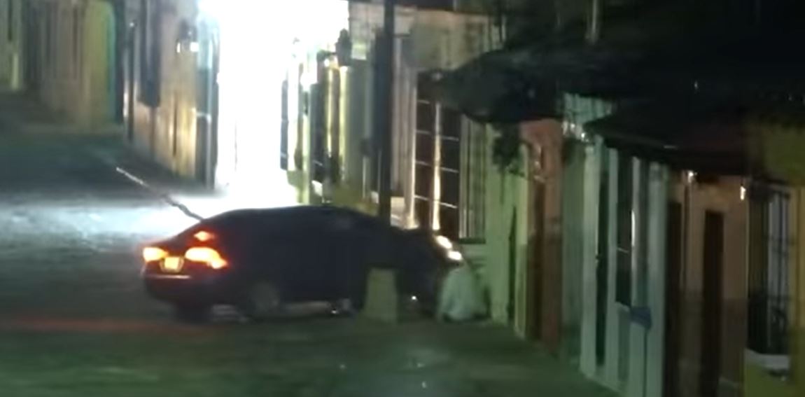 Impactante video revela cuando automóvil provoca accidente en Antigua Guatemala y piloto es capturado durante persecución