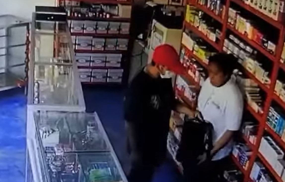 Video: Sujeto usa un cuchillo para amenazar a mujer y cometer asalto en negocio en Petén