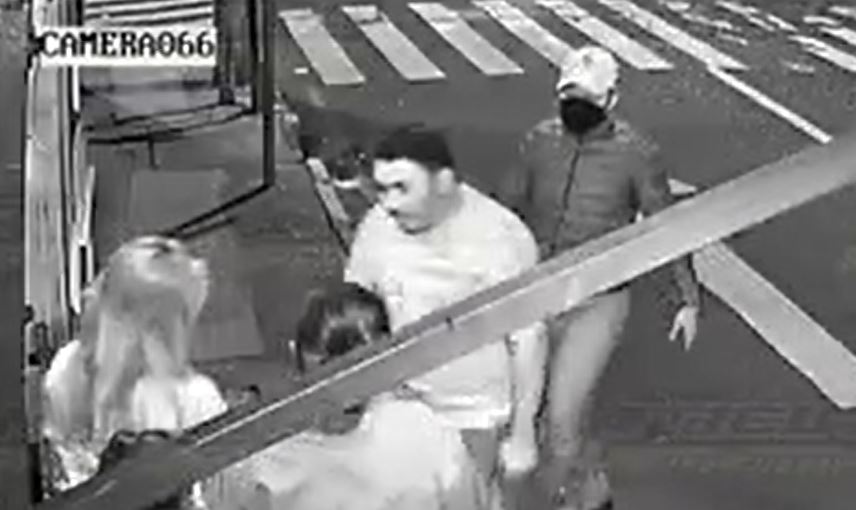  Dos sujetos asaltan a dos mujeres y una niña en la zona 5 de la capital. (Foto Prensa Libre: Tomada de video de TN Barberena)