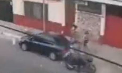 Momento del asalto a dos peatones en La Reformita. (Foto Prensa Libre: Tomada de PampichiNews)