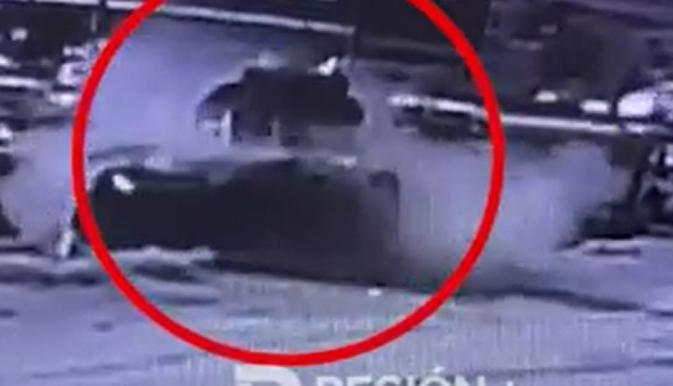 Momento del fatal accidente en la ciudad de Quetzaltenango. (Foto Prensa Libre: Tomada del video de Región Más Noticias)