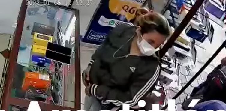 Momento en el que mujer roba celular en Antigua Guatemala. (Foto Prensa Libre: Tomada del video de Visor Amatitlán)