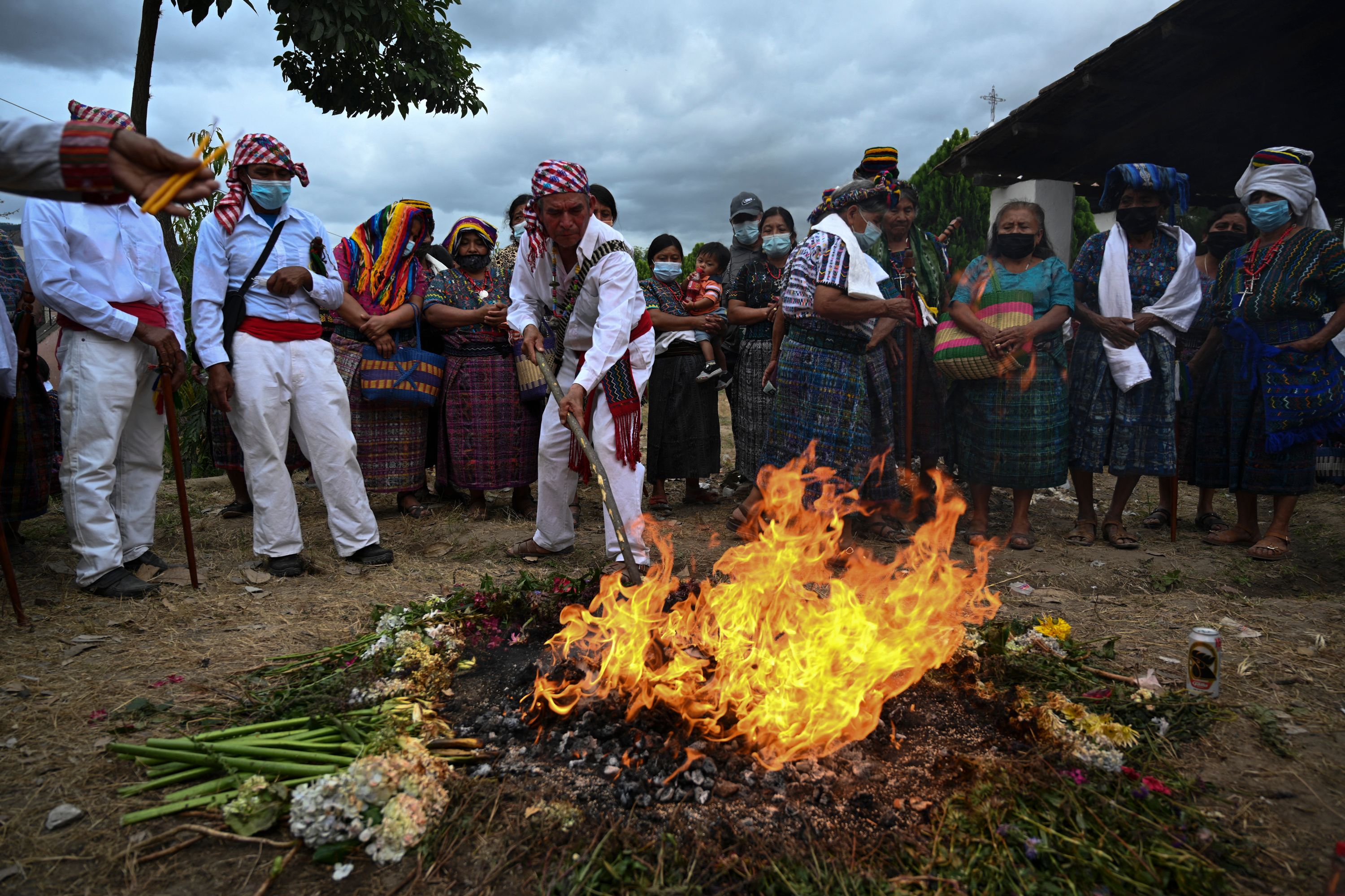 Indígenas mayas participan en una ceremonia maya durante la celebración del Santo Patrón de San Pablo en Rabinal, al norte de la Ciudad de Guatemala el 23 de enero de 2022.(Foto Prensa Libre: AFP)